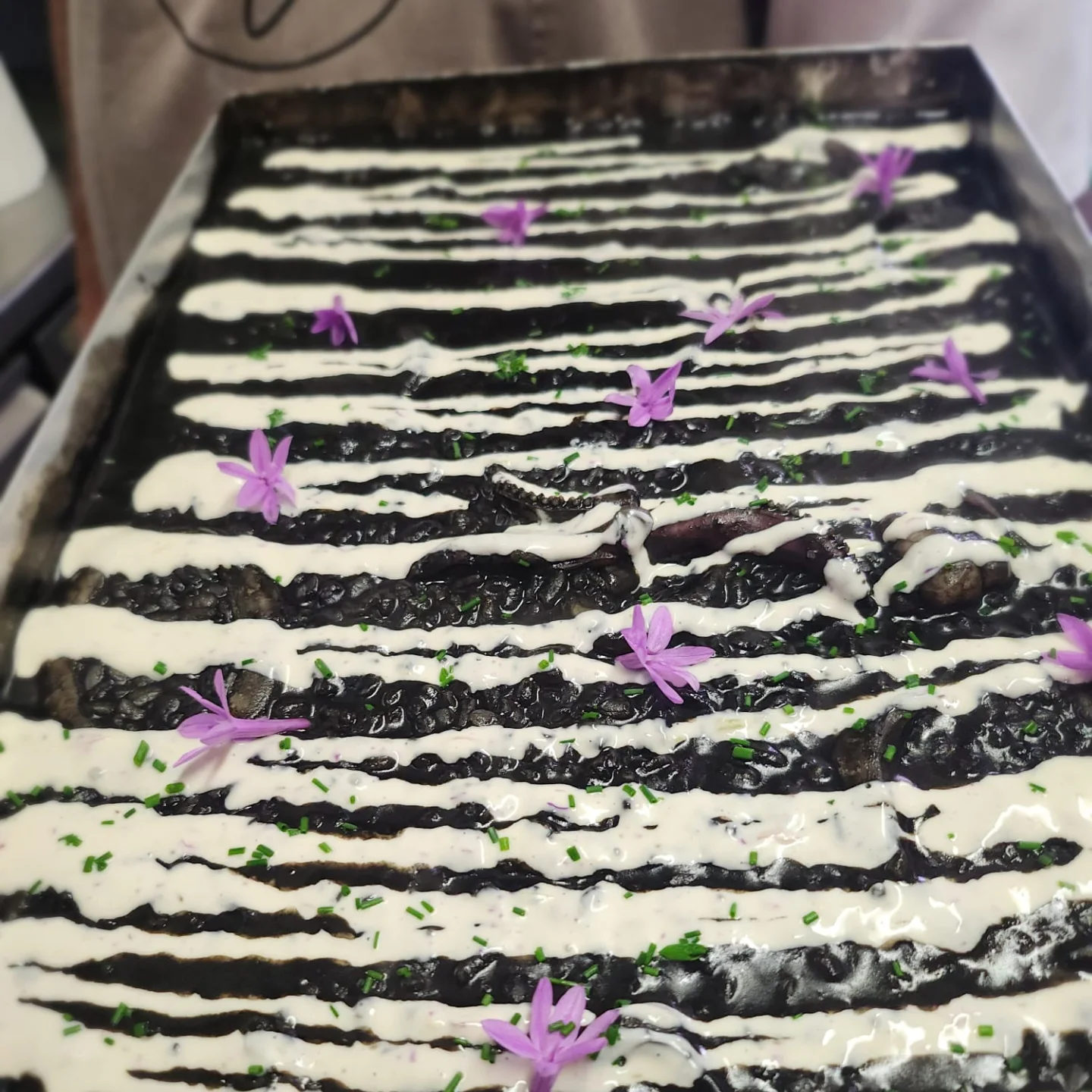 Arroz negro emplatado con detalle floral