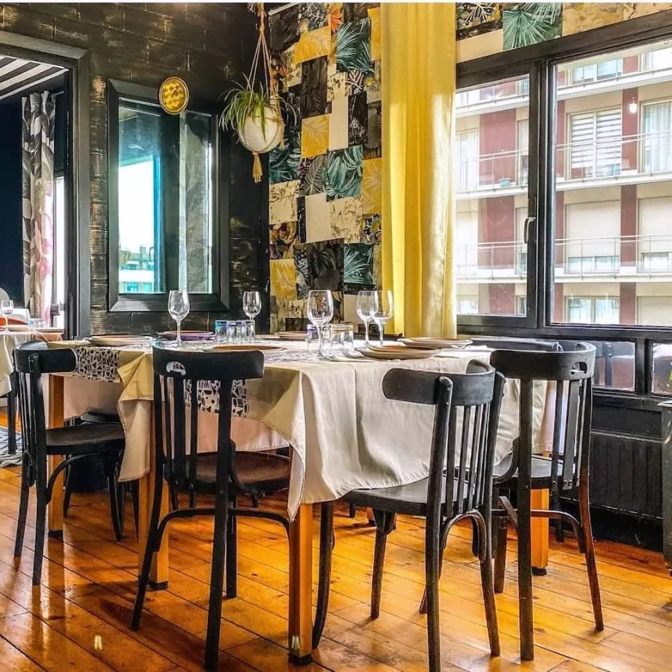 Comedor de La Viera con mesas vestidas
